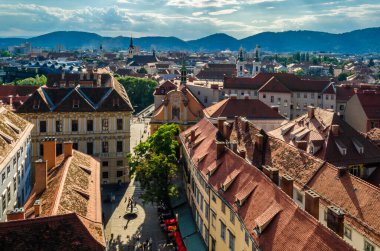 GRAZ, AUSTRIA - 31 Ağustos 2013: Şehir manzarası, Avusturya 'nın Graz kentsel manzarası Schlossberg' den (İngilizce: Castle Hill)