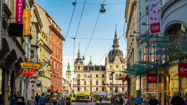 GRAZ, AUSTRIA - 31 Ağustos 2013: Avusturya 'nın Graz kentindeki kentsel manzara, sokak manzarası ve tipik mimari