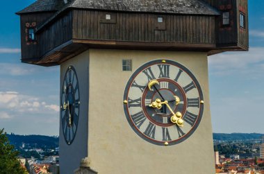 Avusturya 'nın Graz kentindeki saat kulesinin (Uhrturm) görüntüsü Schlossberg üzerinde duruyor.