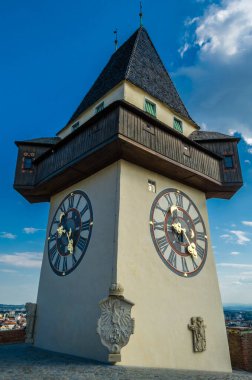 Avusturya 'nın Graz kentindeki saat kulesinin (Uhrturm) görüntüsü Schlossberg üzerinde duruyor.