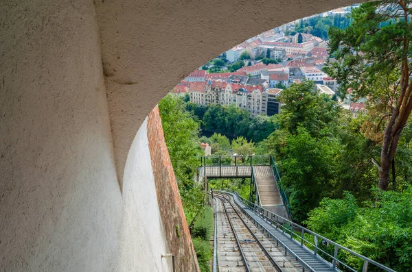 Utsikt Över Staden Graz Österrike Med Rälsen Schlossbergbahn Bergbanan Förgrunden — Stockfoto