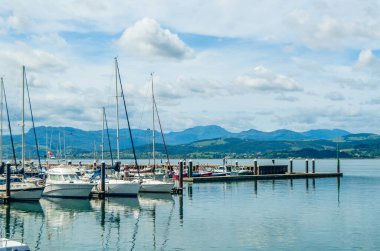 SANTONA, İspanya - 4 HAZİRAN 2021: Santona, İspanya Limanı 'ndaki teknelerin görüntüsü