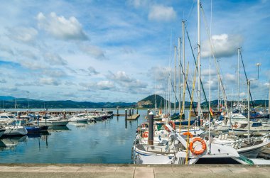 SANTONA, İspanya - 4 HAZİRAN 2021: Santona, İspanya Limanı 'ndaki teknelerin görüntüsü