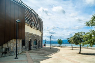 SANTONA, İSPAN - 4 HAZİRAN 2021: Santona, Cantabria, Kuzey İspanya 'nın deniz manzarası ön planda boğa güreşi ile