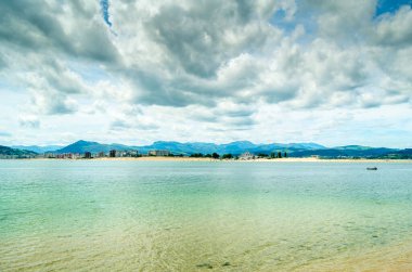 Kuzey İspanya, Cantabria, Santona 'da deniz kenarından görülen Laredo kasabası.