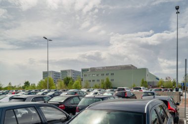 SAN SEBASTIAN DE LOS REYES (Madrid), İspanya - 13 Eylül 2021: Otoparktan görülen Infanta Sofya Hastanesi, San Sebastian de los Reyes, İspanya Topluluğu