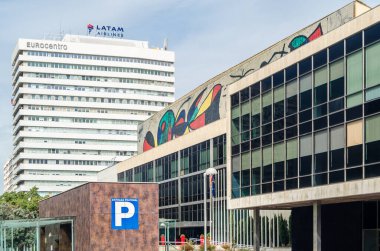 MADRID, İspanya - 13 Eylül 2021: Kentsel manzara, Joan Miro Meydanı (İspanyolca: Plaza de Joan Miro) İspanya