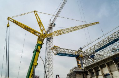 MADRID, İspanya - 13 Eylül 2021: Real Madrid 'in evi Santiago Bernabeu Stadyumu' nun yenileme çalışmaları