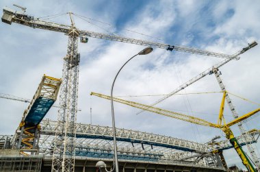 MADRID, İspanya - 13 Eylül 2021: Real Madrid 'in evi Santiago Bernabeu Stadyumu' nun yenileme çalışmaları