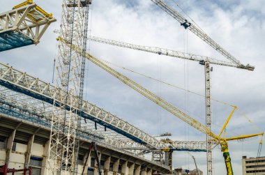 MADRID, İspanya - 13 Eylül 2021: Real Madrid 'in evi Santiago Bernabeu Stadyumu' nun yenileme çalışmaları