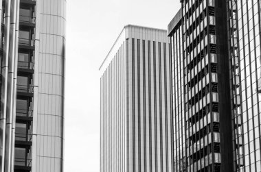 MADRID, İspanya - 13 Eylül 2021: Europa Kulesi ve Picasso Kulesi 'nin detayları, Madrid' in AZCA finans bölgesindeki gökdelenler. Siyah ve beyaz resim