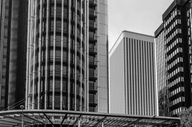 MADRID, İspanya - 13 Eylül 2021: Europa Kulesi ve Picasso Kulesi 'nin detayları, Madrid' in AZCA finans bölgesindeki gökdelenler. Siyah ve beyaz resim