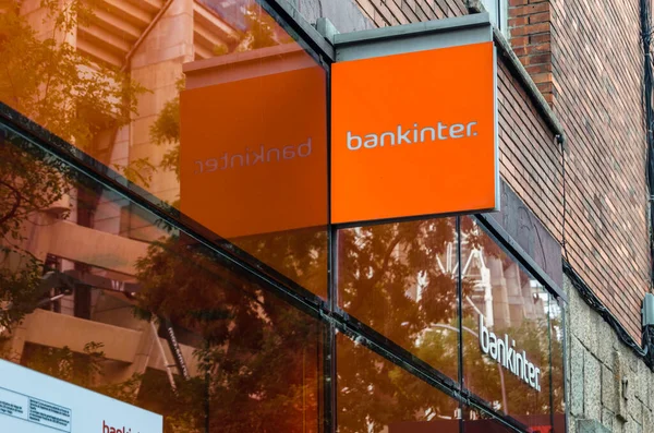 MADRID, İspanya - 13 Eylül 2021: Madrid, İspanya 'daki bir banka şubesinin bankacı logosu. Bankinter, 1965 yılında kurulan bir İspanyol bankasıdır..