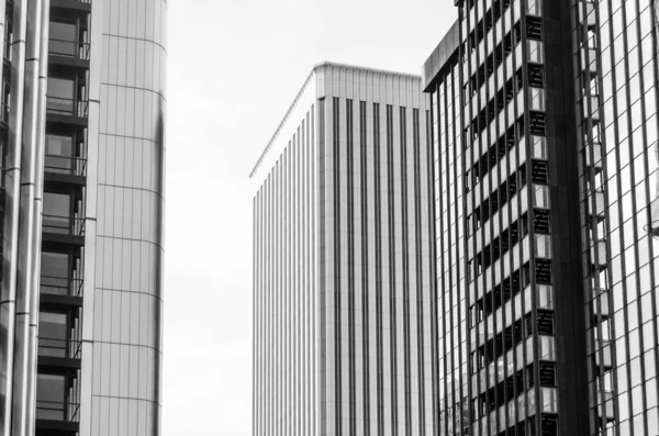 马德里马德里 2021年9月13日 西班牙马德里Azca金融区摩天大楼欧罗巴塔和毕加索塔的细节 黑白图像 — 图库照片