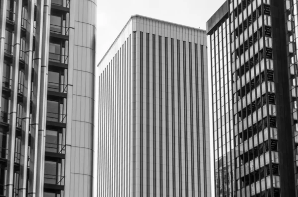 马德里马德里 2021年9月13日 西班牙马德里Azca金融区摩天大楼欧罗巴塔和毕加索塔的细节 黑白图像 — 图库照片