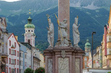 INNSBRUCK, AUSTRIA - 11 Temmuz 2015: Innsbruck, Avusturya 'nın Altstadt (Eski Şehir) manzarası, St. Anne' s Column (Annasaule) ön planda