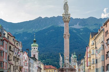 INNSBRUCK, AUSTRIA - 11 Temmuz 2015: Innsbruck, Avusturya 'nın Altstadt (Eski Şehir) manzarası, St. Anne' s Column (Annasaule) ön planda