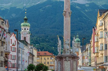 INNSBRUCK, AUSTRIA - 11 Temmuz 2015: Innsbruck, Avusturya 'nın Altstadt (Eski Şehir) manzarası, St. Anne' s Column (Annasaule) ön planda
