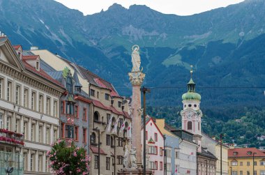 INNSBRUCK, AUSTRIA - 11 Temmuz 2015: Innsbruck, Avusturya 'nın Altstadt (Eski Şehir) manzarası, St. Anne' s Column (Annasaule) ön planda