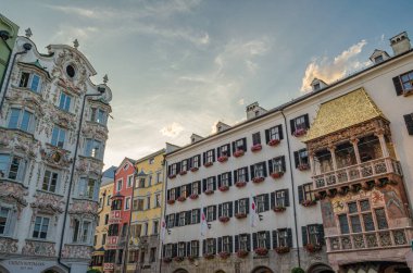 INNSBRUCK, AUSTRIA - 11 Temmuz 2015: The Goldenes Dachl (Altın Çatı), Avusturya 'nın Innsbruck kentinin simgesidir. 1500 yılında tamamlandı, evlerde Uluslararası Alp Kongresi Ofisi, bir müze (Maximilianum) ve Innsbruck Şehir Arşivleri