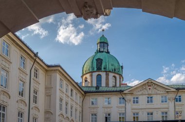 INNSBRUCK, AUSTRIA - 11 Temmuz 2015: The Hofburg (Saray Kalesi), Innsbruck, Avusturya 'daki eski Habsburg sarayı. Bugün Hofburg 'da beş temalı müze bulunmaktadır.