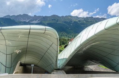 INNSBRUCK, AUSTRIA - 11 Temmuz 2015: Modern Hungerburg istasyonu, Innsbruck, Avusturya 'daki Hungerburgbahn funicular demiryolu terminali, mimar Zaha Hadid tarafından tasarlandı, Leitner AG tarafından 2007 yılında açıldı.