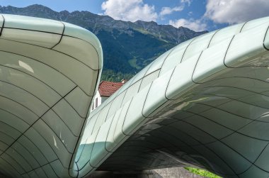 INNSBRUCK, AUSTRIA - 11 Temmuz 2015: Modern Hungerburg istasyonu, Innsbruck, Avusturya 'daki Hungerburgbahn funicular demiryolu terminali, mimar Zaha Hadid tarafından tasarlandı, Leitner AG tarafından 2007 yılında açıldı.