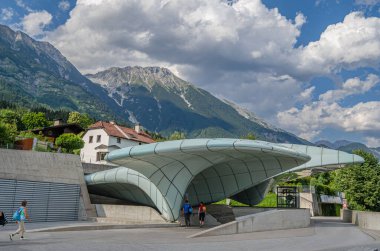 INNSBRUCK, AUSTRIA - 11 Temmuz 2015: Modern Hungerburg istasyonu, Innsbruck, Avusturya 'daki Hungerburgbahn funicular demiryolu terminali, mimar Zaha Hadid tarafından tasarlandı, Leitner AG tarafından 2007 yılında açıldı.