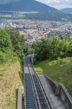 INNSBRUCK, AUSTRIA - 11 Temmuz 2015: Innsbruck, Avusturya 'da Hungerburgbahn adlı hibrit bir füniküler demiryolu, şehir merkezini Hungerburg' a bağlıyor.