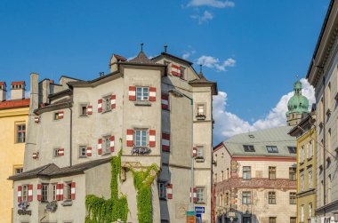 INNSBRUCK, AUSTRIA - 11 Temmuz 2015: Innsbruck, Avusturya 'da sokakları ve tipik Tyrolean mimarisini görmek