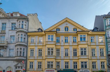 INNSBRUCK, AUSTRIA - 11 Temmuz 2015: Innsbruck, Avusturya 'da sokakları ve tipik Tyrolean mimarisini görmek