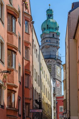 INNSBRUCK, AUSTRIA - 12 Temmuz 2015: Innsbruck, Avusturya 'da sokaklara ve tipik Tyrolean mimarisine bakış