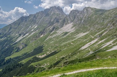 Nordkette 'deki dağlık arazi, Avusturya' nın Innsbruck kentinin hemen kuzeyinde, Karwendel 'deki dört büyük dağ zincirinin en güneyinde yer almaktadır.