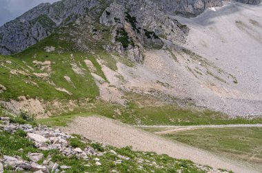 Nordkette 'deki dağlık arazi, Avusturya' nın Innsbruck kentinin hemen kuzeyinde, Karwendel 'deki dört büyük dağ zincirinin en güneyinde yer almaktadır.