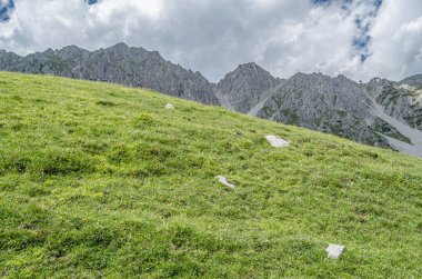 Nordkette 'deki dağlık arazi, Avusturya' nın Innsbruck kentinin hemen kuzeyinde, Karwendel 'deki dört büyük dağ zincirinin en güneyinde yer almaktadır.