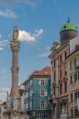 Avusturya 'nın eski Innsbruck kentindeki St. Anne Sütunu (Annasaule). Sütun 1706 'da kutsandı. Yüzyıllar boyunca birkaç kez restore edildi.