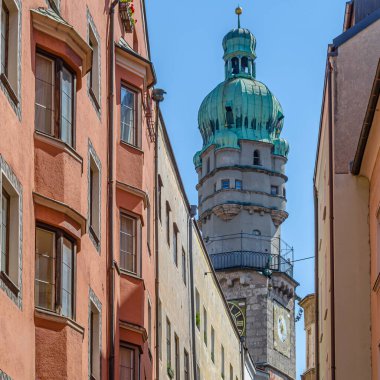 Şehir kulesi (Stadtturm) Innsbruck, Tyrol, Avusturya 'da 1442-1450 yılları arasında Gotik tarzda inşa edilmiştir.
