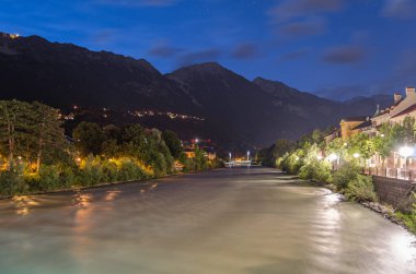 Innsbruck, Tyrol, Avusturya 'daki Inn Nehri kıyısındaki binaların gece manzarası