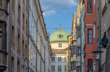 Avusturya 'nın eski Innsbruck kasabasında renkli cepheler