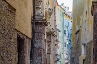 Avusturya 'nın eski Innsbruck kasabasında renkli cepheler