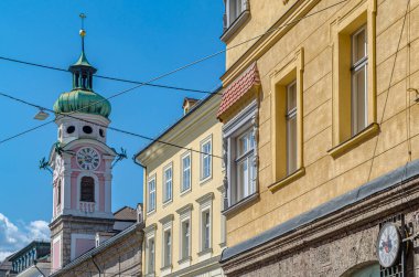 Avusturya 'nın eski Innsbruck kasabasında renkli cepheler