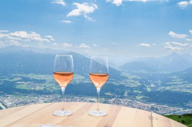 Bir terasta iki bardak Avusturya şarabı. Innsbruck, Tyrol, Avusturya manzaralı.