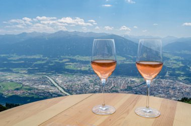 Bir terasta iki bardak Avusturya şarabı. Innsbruck, Tyrol, Avusturya manzaralı.