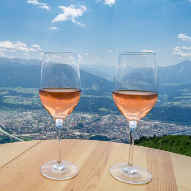 Bir terasta iki bardak Avusturya şarabı. Innsbruck, Tyrol, Avusturya manzaralı.