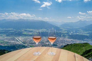 Bir terasta iki bardak Avusturya şarabı. Innsbruck, Tyrol, Avusturya manzaralı.