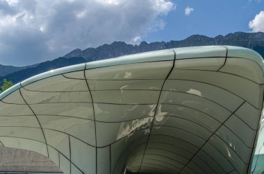 INNSBRUCK, AUSTRIA - 11 Temmuz 2015: Modern Hungerburg istasyonu, Innsbruck, Avusturya 'daki Hungerburgbahn funicular demiryolu terminali, mimar Zaha Hadid tarafından tasarlandı, Leitner AG tarafından 2007 yılında açıldı.