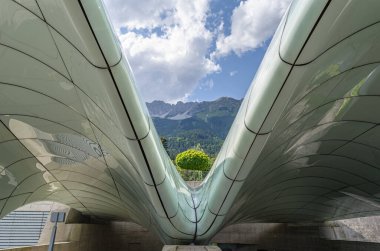 INNSBRUCK, AUSTRIA - 11 Temmuz 2015: Modern Hungerburg istasyonu, Innsbruck, Avusturya 'daki Hungerburgbahn funicular demiryolu terminali, mimar Zaha Hadid tarafından tasarlandı, Leitner AG tarafından 2007 yılında açıldı.
