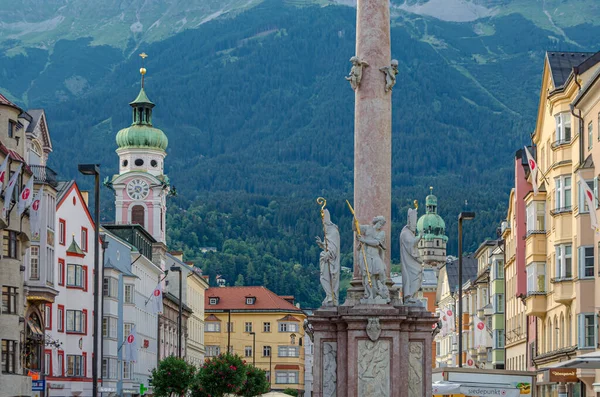 INNSBRUCK, AUSTRIA - 11 Temmuz 2015: Innsbruck, Avusturya 'nın Altstadt (Eski Şehir) manzarası, St. Anne' s Column (Annasaule) ön planda