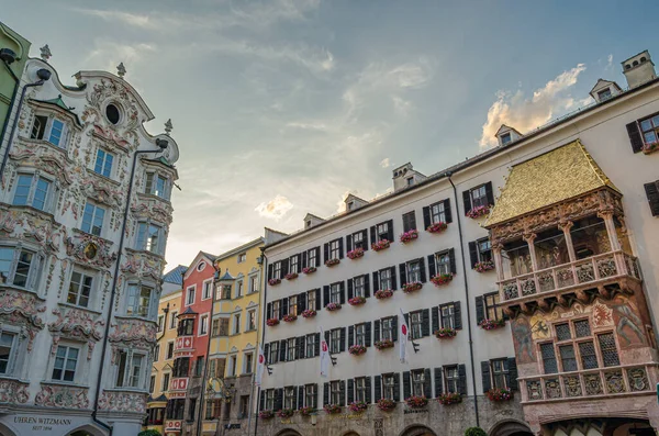 INNSBRUCK, AUSTRIA - 11 Temmuz 2015: The Goldenes Dachl (Altın Çatı), Avusturya 'nın Innsbruck kentinin simgesidir. 1500 yılında tamamlandı, evlerde Uluslararası Alp Kongresi Ofisi, bir müze (Maximilianum) ve Innsbruck Şehir Arşivleri