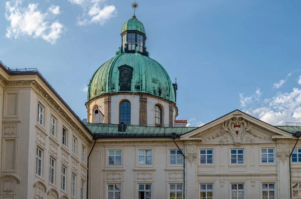 INNSBRUCK, AUSTRIA - 11 Temmuz 2015: The Hofburg (Saray Kalesi), Innsbruck, Avusturya 'daki eski Habsburg sarayı. Bugün Hofburg 'da beş temalı müze bulunmaktadır.